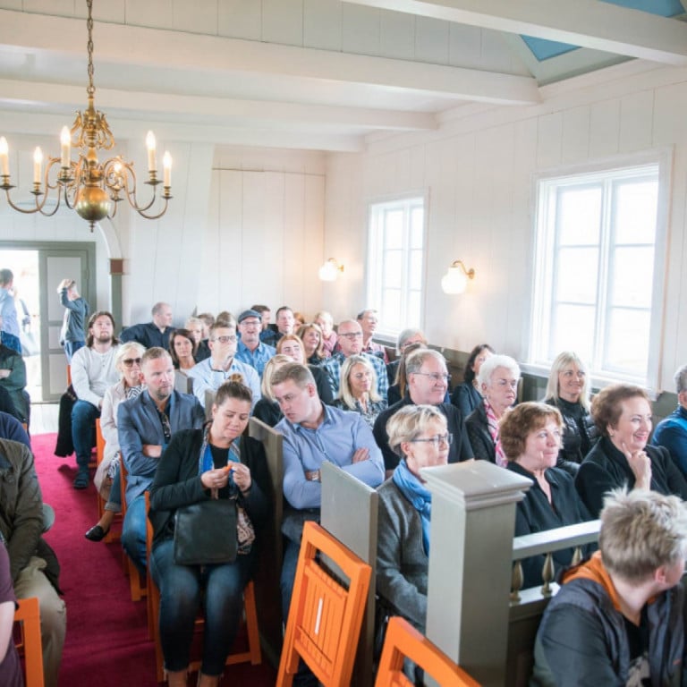 Tónleikagestir í Kirkjuvogskirkju