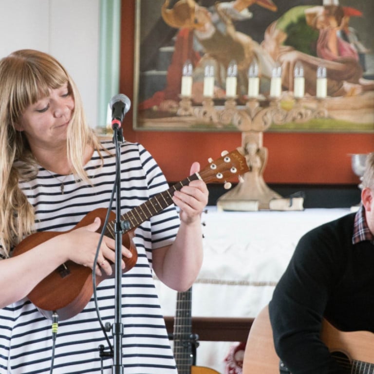 Tónlistarhjónin Elíza Geirsdóttir Newan og Gísli Kjaran Kristjánsson á tónleikum í Kirkjuvogskirkju
