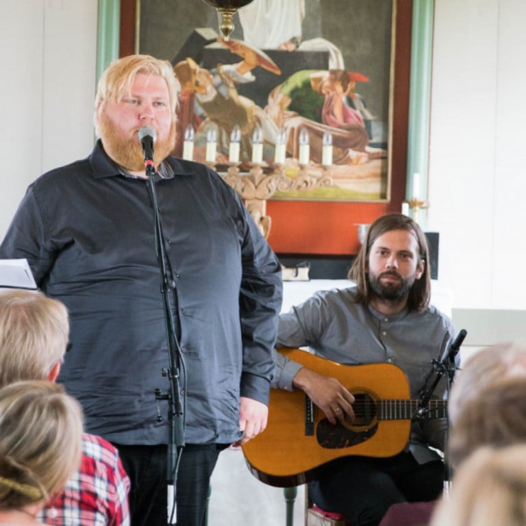 Valdimar Guðmundsson söngvari á tónleikum í Kirkjuvogskirkju