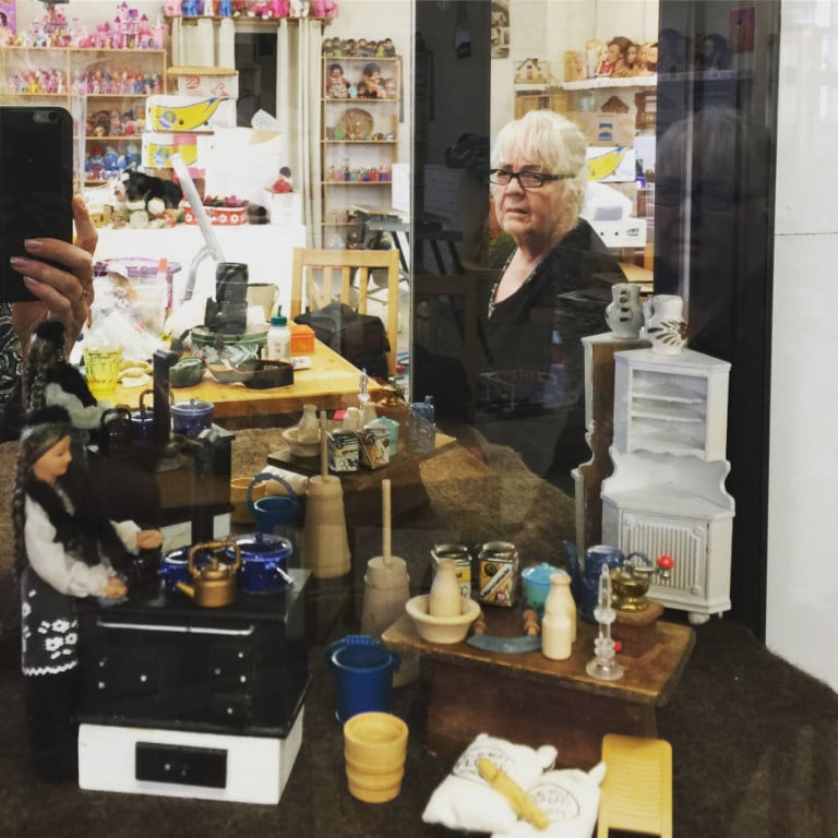 Helga Ingólfsdóttir þroskaþjálfi í Dúkkusafni sínu