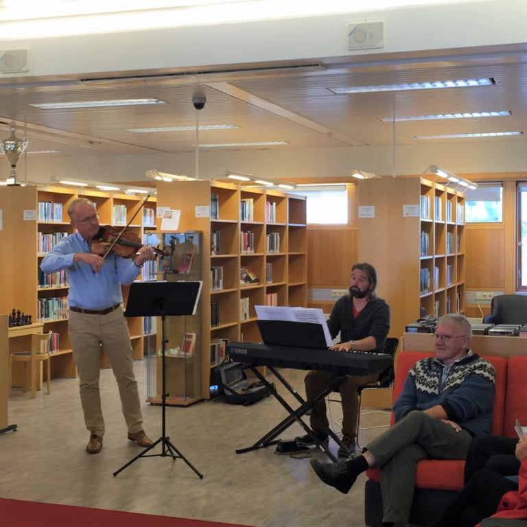 Kjartan Már Kjartansson fiðluleikari og Arnór B. Vilbergsson organisti á tónleikum í Ráðhúsi