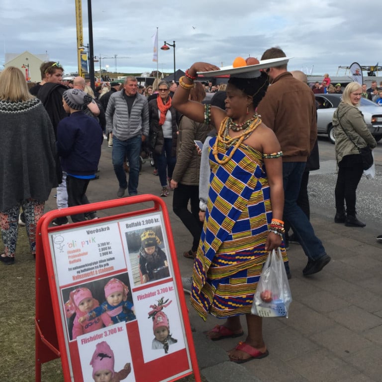 Kona býður ávexti