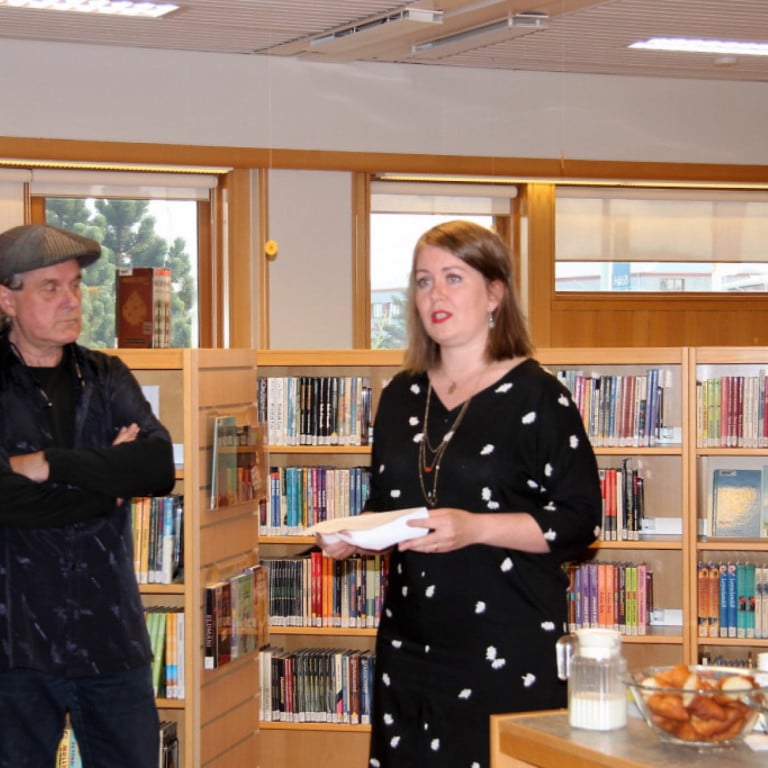 Opnun sýningarinnar Álfabækur í Bókasafni Reykjanesbæjar. GARASON (Guðlaugur Arason) og Anna Margrét Ólafsdóttir verkefnastjóri