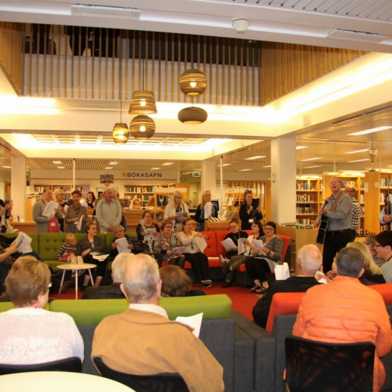 Starfsfólk og bæjarfulltrúar héldu opna söngstund í Ráðhúsi