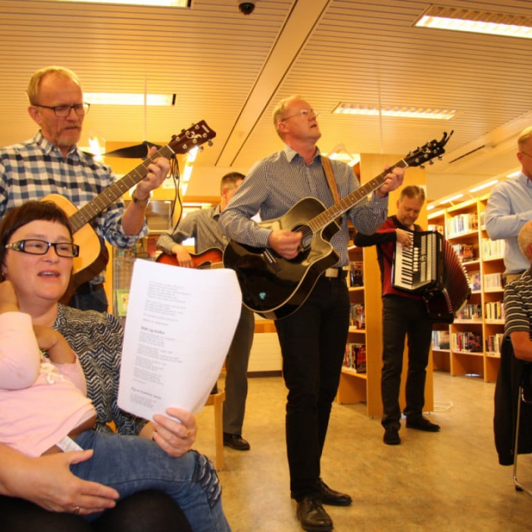 Starfsfólk og gestir á opinni söngstund í Ráðhúsi