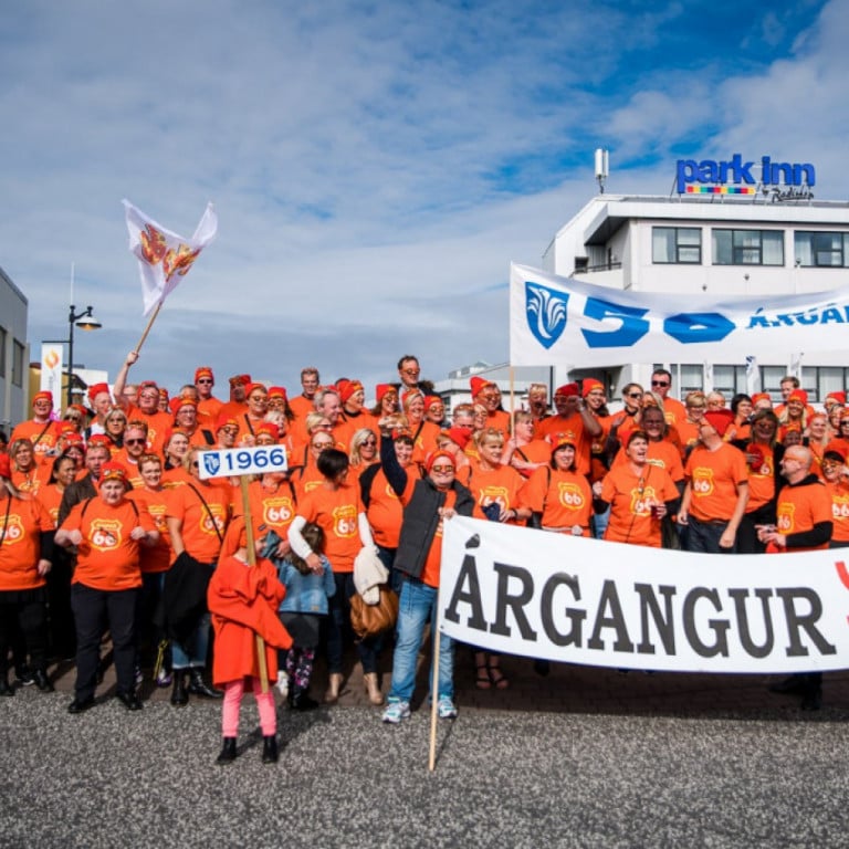 50 ára afmælisárgangurinn í appelsínugulu í Árgangagöngu