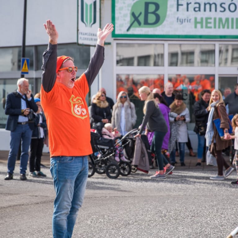Jóhann Smári Sævarsson úr 50 ára árgangi stýrir fjöldasöng árgangsins á miðri Hafnargötu