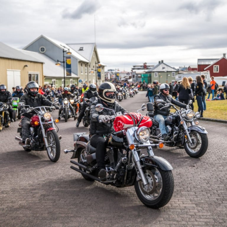 Félagar úr bifhjólaklúbbnum óku niður Hafnargötu