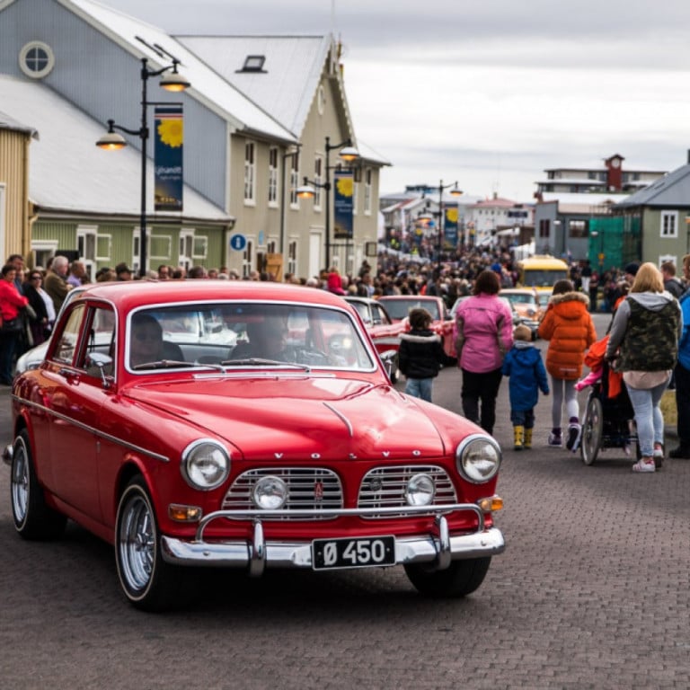 Félagar úr fornbílaklúbbnum óku niður Hafnargötu