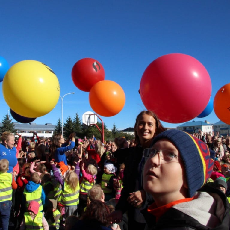Risaboltar og grunnskólabörn á setningarathöfn Ljósanætur við Myllubakkaskóla