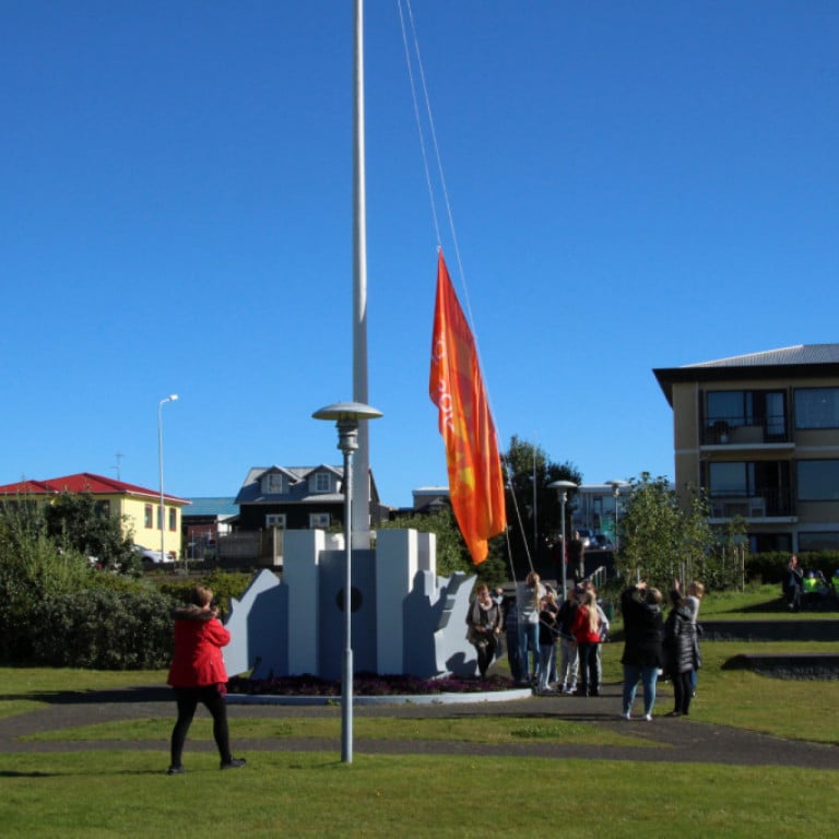 Ljósanæturfáni dreginn að húni í skrúðgarðinum