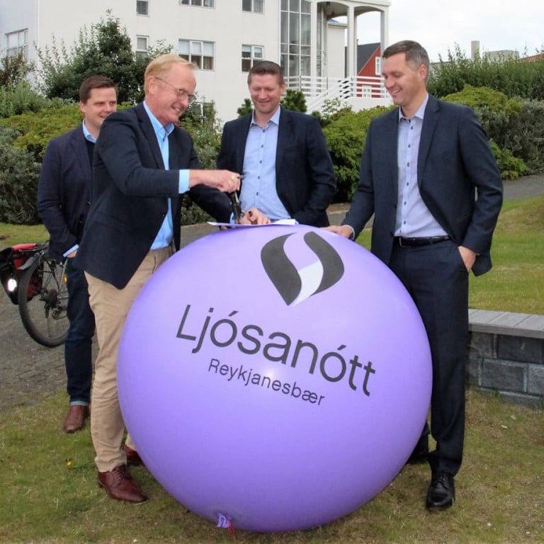 Skrifað undir samning í skrúðgarði