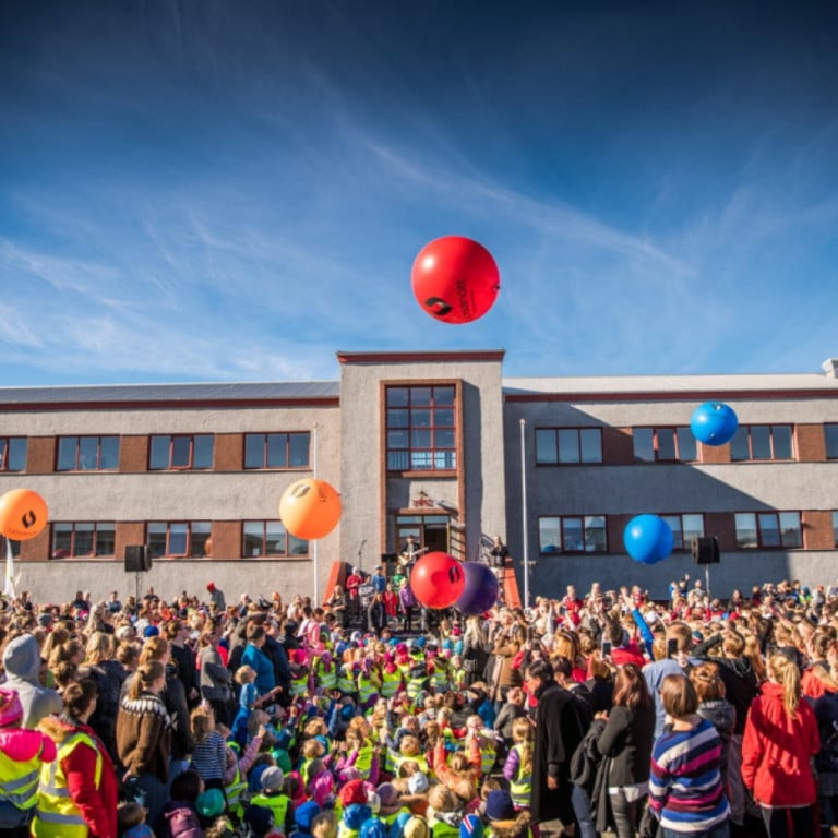 Hoft í átt að Myllubakkaskóla við setningu Ljósanætur. Grunnskólabörn að leik með risabolta