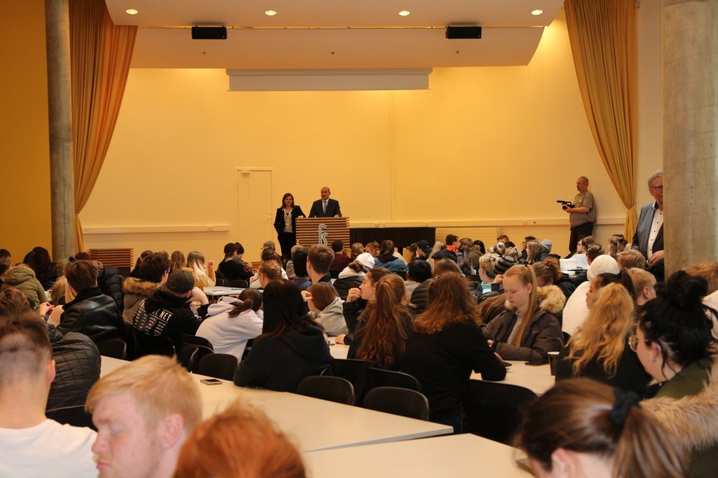 Staðið fyrir svörum í matsal nemenda