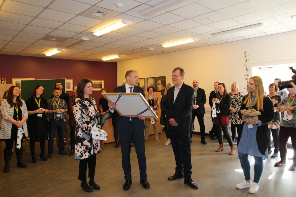 Forstaembættið færði Keili ljósmynd frá gömlu flugstöðinni að gjöf