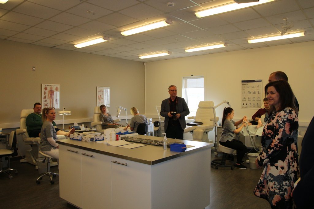 Innlit í skólastofu nemenda í fótaaðgerðarfræðum