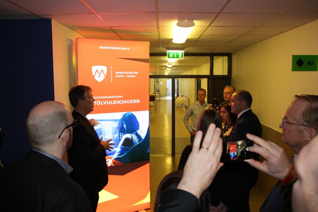 Hjálmar kynnir fyrir forsetahjónunum nýja námsbraut í tölvuleikafræði
