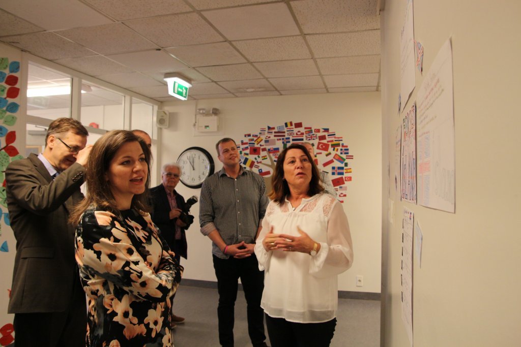 Jóhanna Sævarsdóttir sýnir brot af verkefnum nemenda