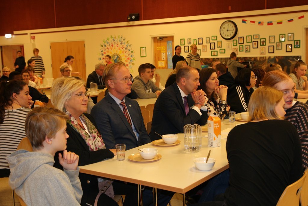 Fylgst með atriðum nemenda af mikilli athygli