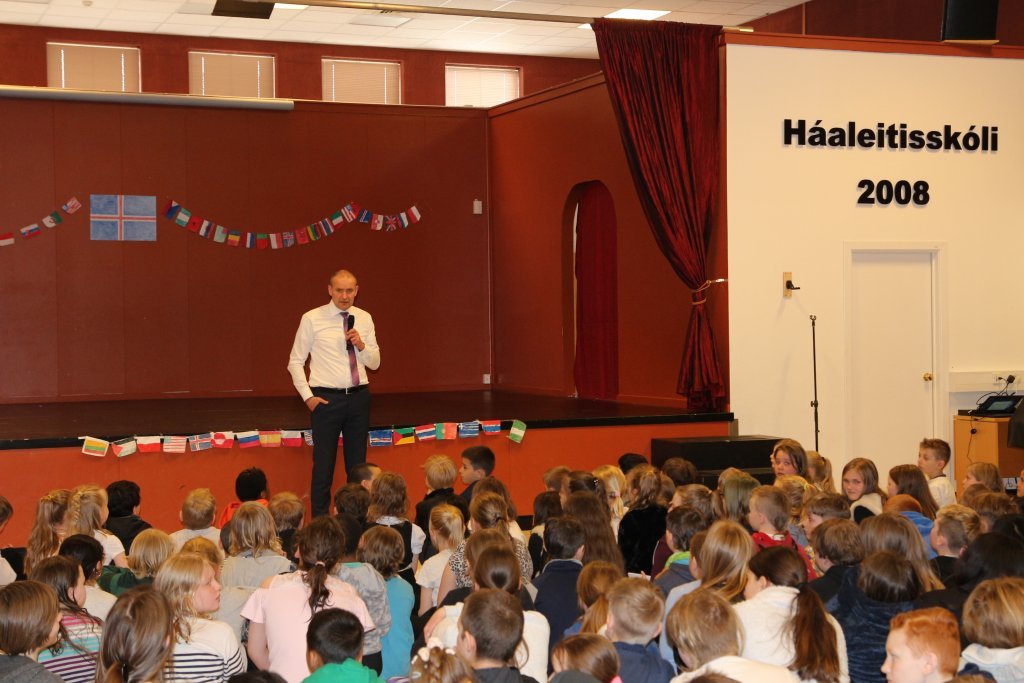 Guðni Th. ávarpaði nemendur Háaleitisskóla