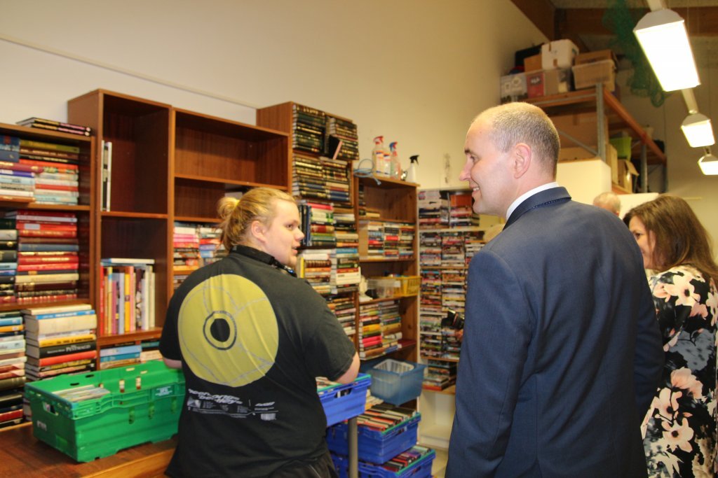 Forseti skimar eftir áhugaverðum bókum