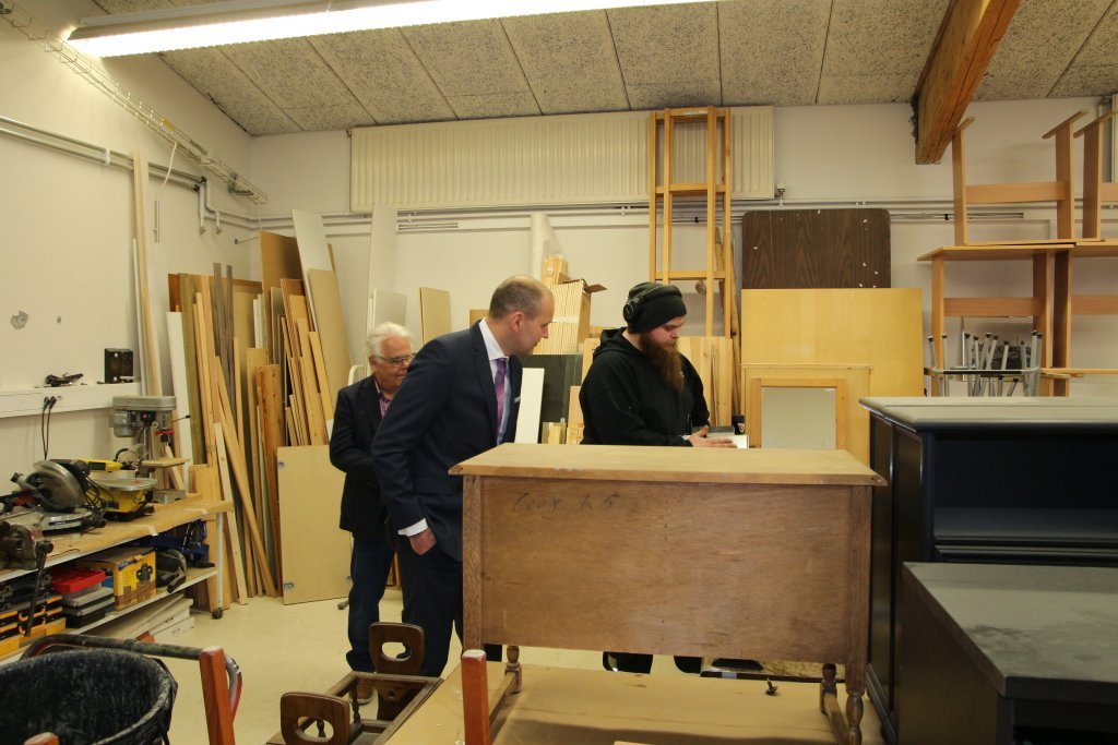 Fylgst með starfsmanni dytta að húsgöngum