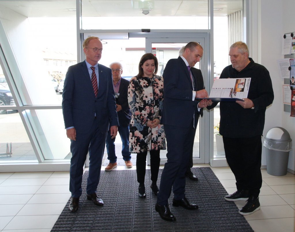 Beðið um eiginhandaráritun við innkomuna á Nesvelli