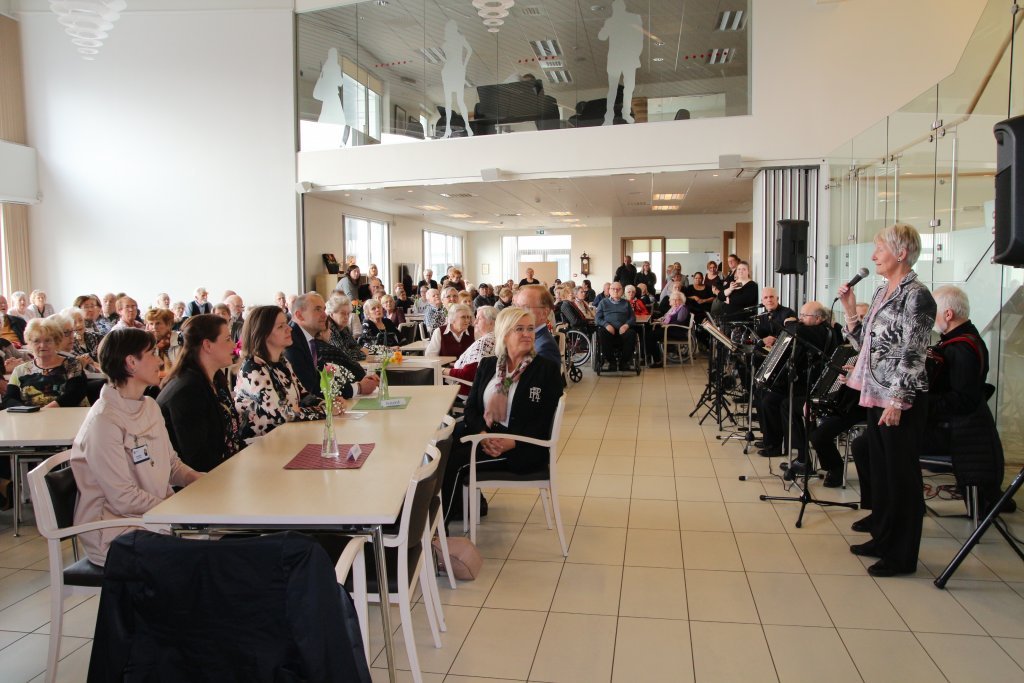 Brynja Pétursdóttir varaformaður Félags eldri borgara á Suðurnesjum býður forsetahjónin velkomin