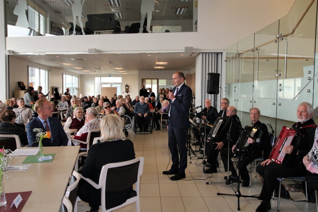 Forseti ávarpar gesti á Léttum föstudegi