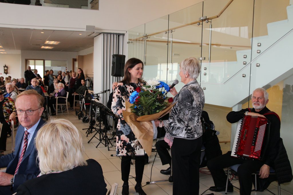 Brynja færði forsetafrú blómvönd