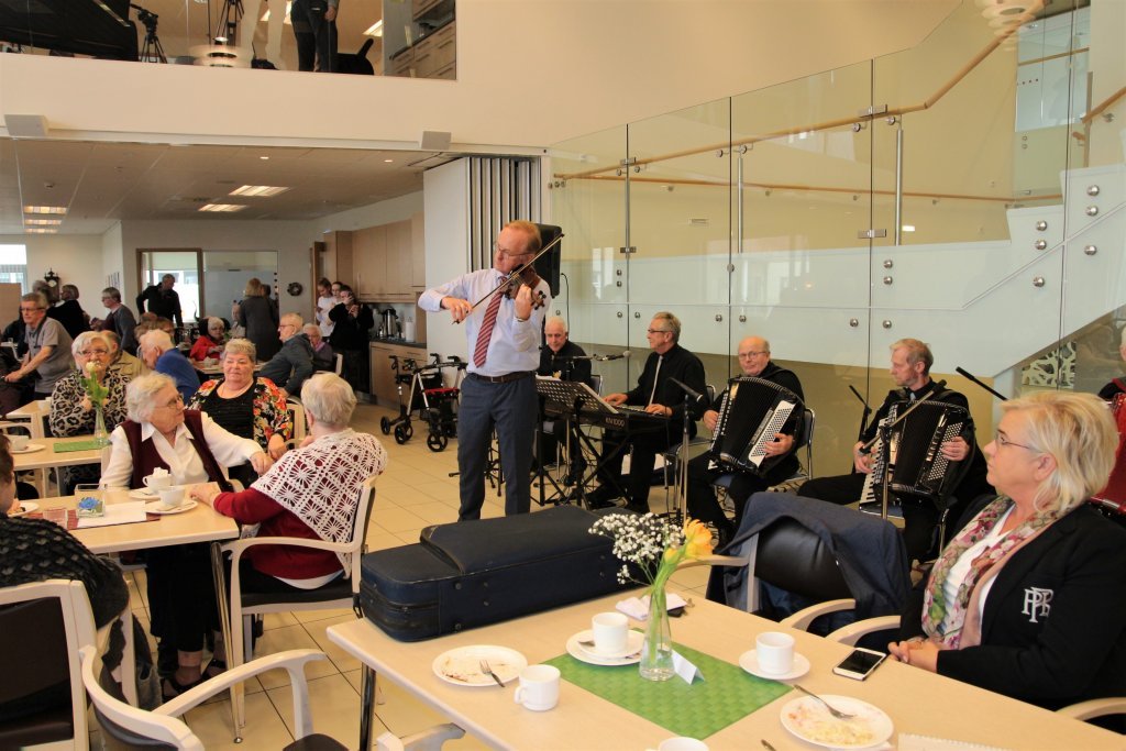 Kjartan Már tók í fiðluna við þetta tækifæri og lék með harmonikkusveitinni