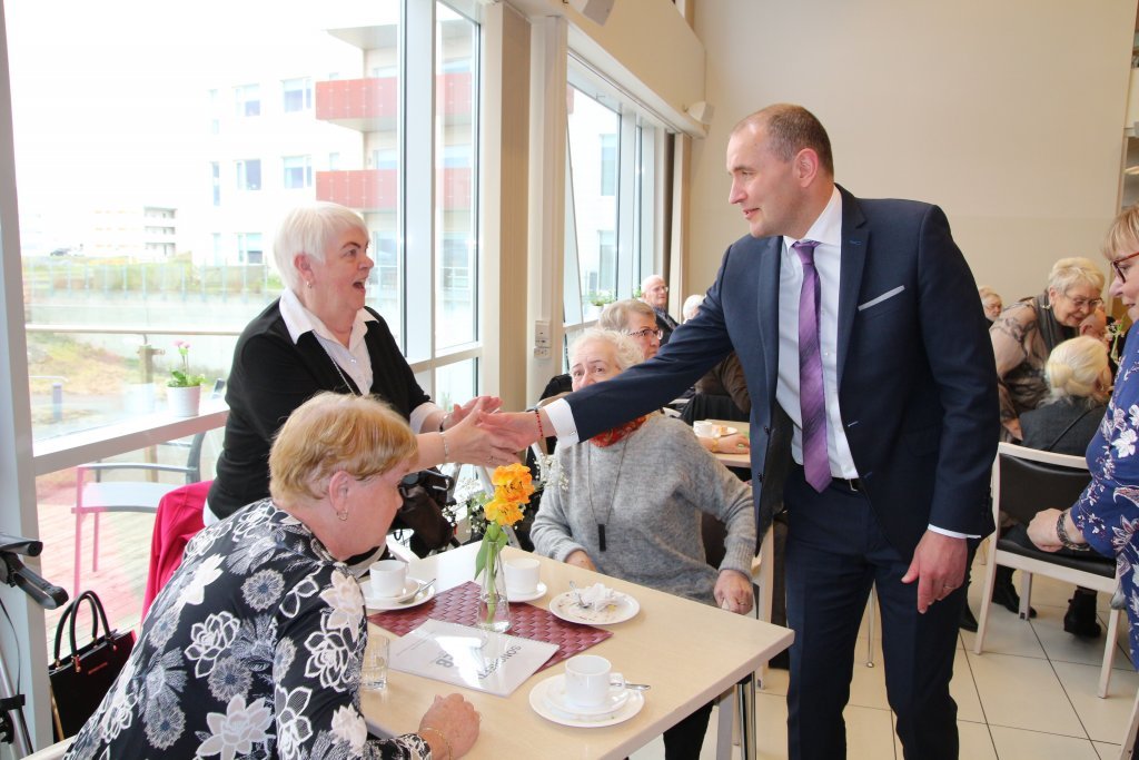 Forseti heilsar gestum á Nesvöllum