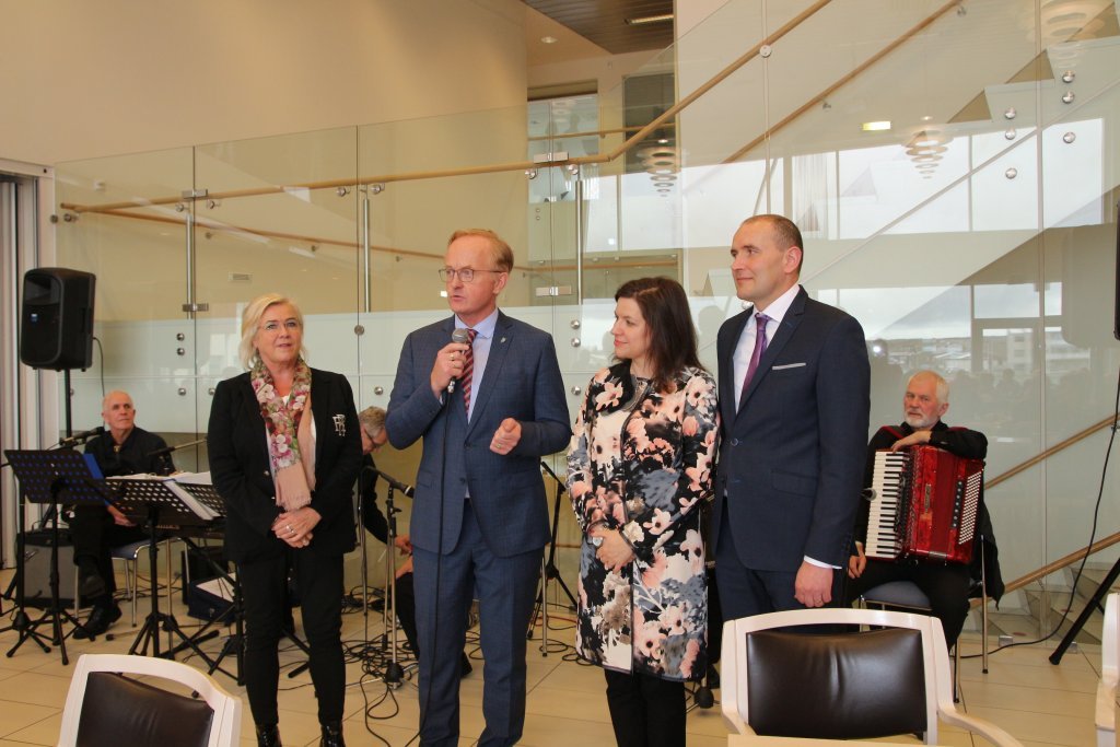 Kjartan Már Kjartansson bæjarstjóri og Jónína Guðjónsdóttir bæjarstjórafrú þakka forsetahjónunum í lok heimsóknar þeirra til Reykjanesbæjar