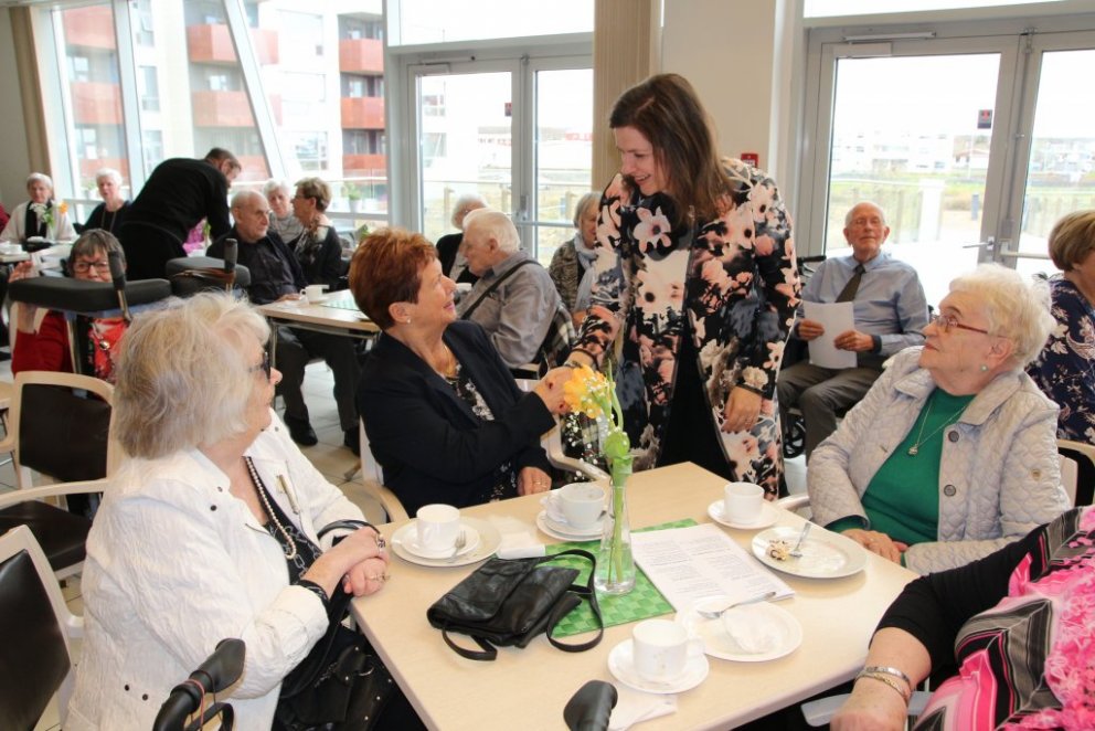 Frá heimsókn forsetahjónanna til Félags eldri borgara á léttum föstudegi á Nesvöllum í maí 2019. Forsetafrú heilsar gestum með handabandi.