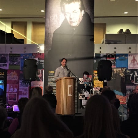 Tómas Young framkvæmdastjóri Hljómahallar býður gesti velkomna á opnun sýningarinnar