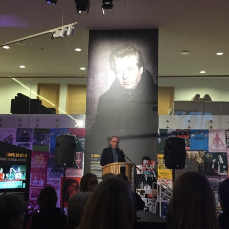 Guðbrandur Einarsson forseti bæjarstjórnar opnaði sýninguna formlega