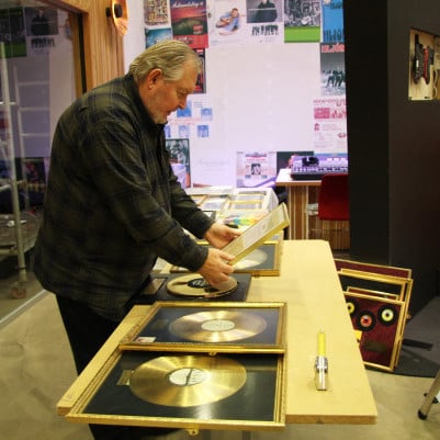 Björn G. Björnsson sýningarstjóri handfjatlar gullplötur fyrir uppröðun.