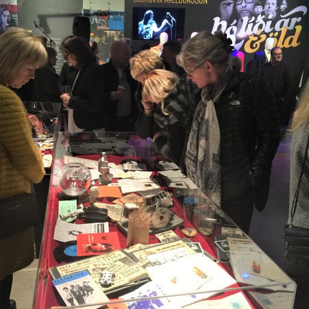 Finna má ýmsa athyglisverða muni í sýningarborðum