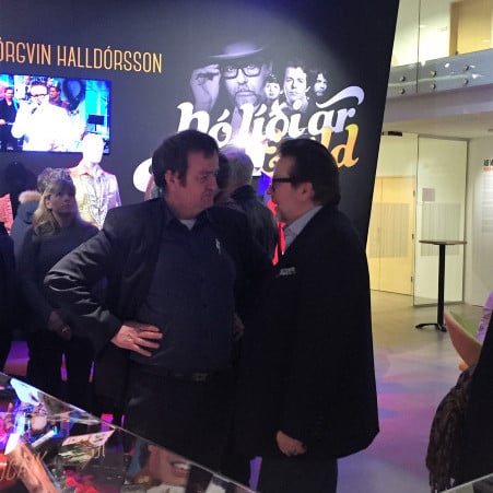 Björgvin ræðir við sýningargest