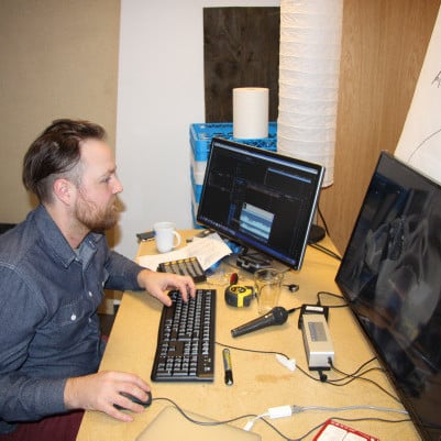 Ingi Þór Ingibergsson er maðurinn á bak við öll myndböndin í sýningunni.