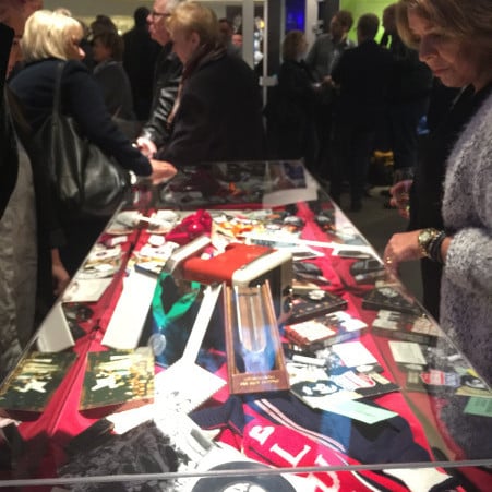 Smáskífur, treflar, verðlaunapeningar, sjónvarp og allt í bland