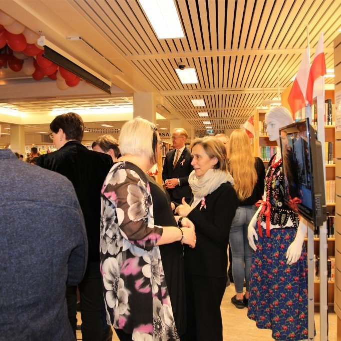 Pólska sendiherrafrúin Margherita Bacigalupo-Pokruszynska á tali við Heru Ósk Einarsdóttur sviðsstjóra velferðarsviðs Reykjanesbæjar.