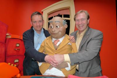 Þrír stjórar við afhendingu munanna