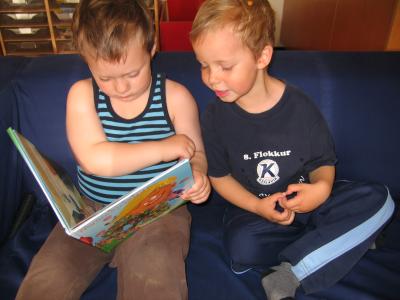 Bók í hönd og þér halda engin bönd