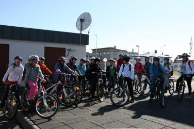 Nemendur 6 US fyrir utan bæjarskrifstofurnar í sumarblíðunni.