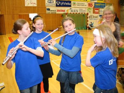 Þverflautunemendur í blárri sveit á Lúðrasveitamóti