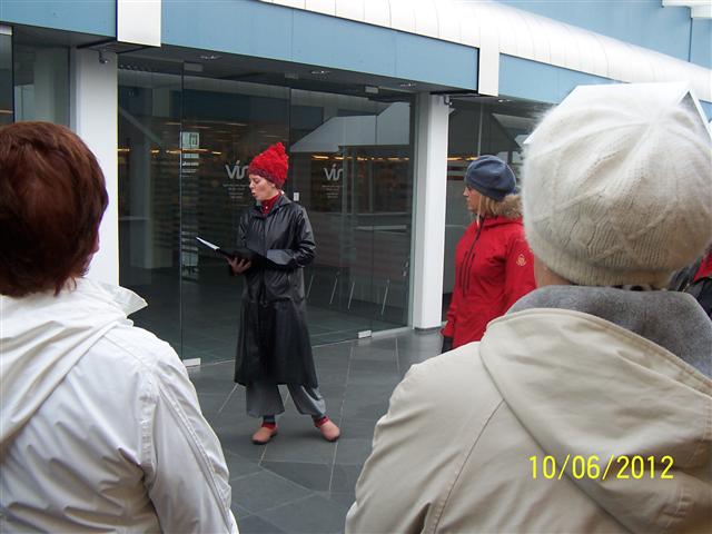 Svanhildur Eiríksdóttir verkefnisstjóri bókasafns stýrði göngu.