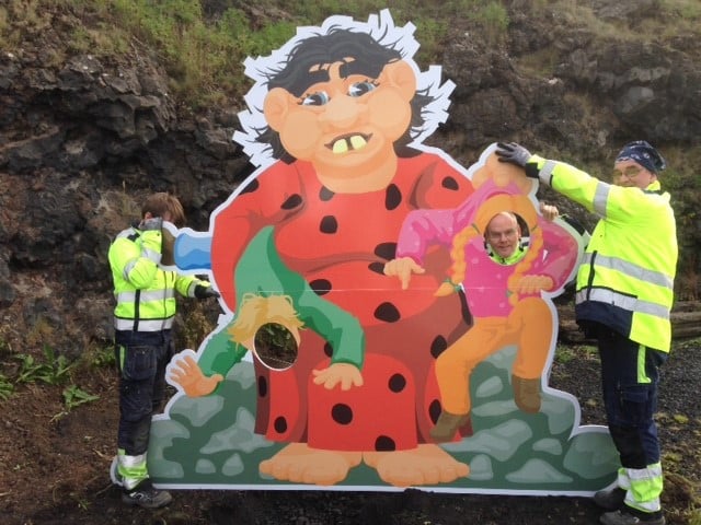 Mynd frá uppsetningu Skessuspjaldsins við Skessuhelli.