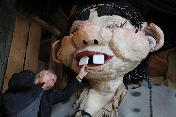 Frá tannviðgerð skessunnar.