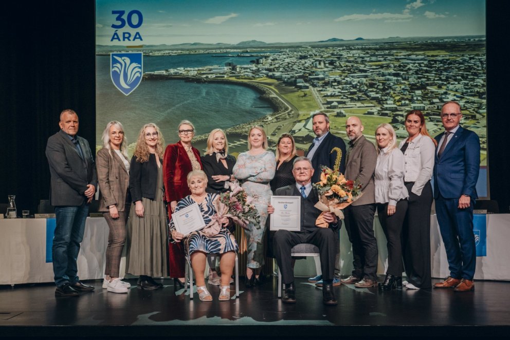 Heiðursborgararnir ásamt bæjarstjórn og bæjarstjóra Reykjanesbæjar